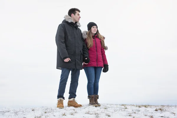 Zwei Teenager haben Spaß auf dem Schneefeld — Stockfoto