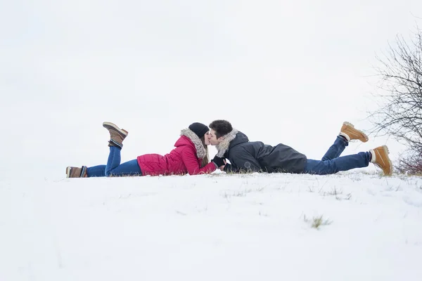 Dois adolescentes se divertem no campo de neve — Fotografia de Stock