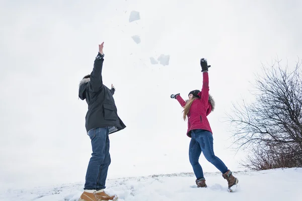 İki genç havinf eğlenceli kar alan üzerinde — Stok fotoğraf