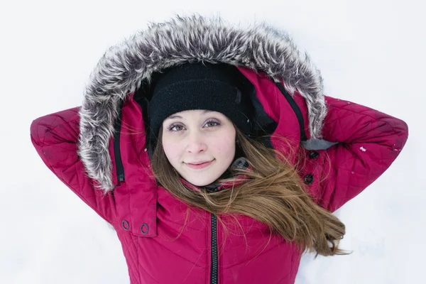 Retrato de invierno de linda chica joven bonita — Foto de Stock