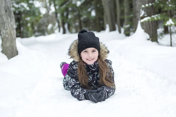 Девушка в зимней одежде. Счастливый ребенок вне фотографии — стоковое фото