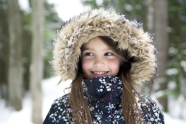 Chica con ropa de invierno. Niño feliz fuera de foto — Foto de Stock