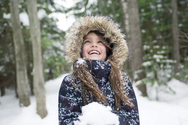 Chica con ropa de invierno. Niño feliz fuera de foto — Foto de Stock