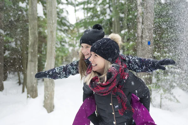 Madre e hija divirtiéndose en el parque de invierno — Foto de Stock