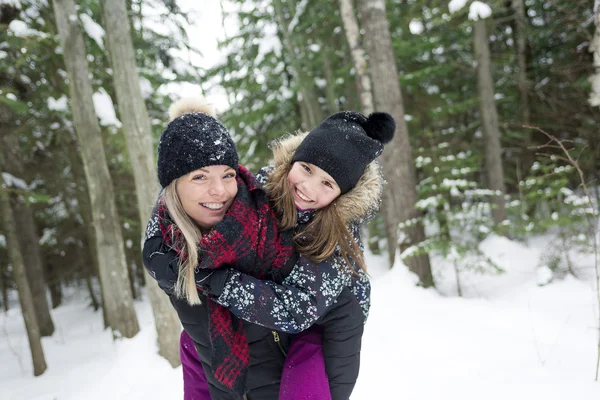 Madre e hija divirtiéndose en el parque de invierno — Foto de Stock