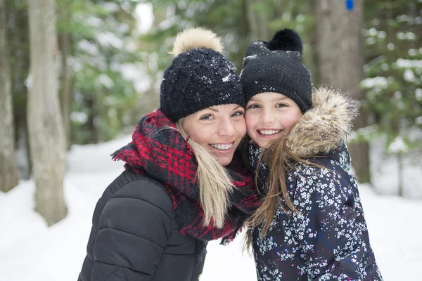 Madre e hija divirtiéndose en el parque de invierno — Foto de Stock