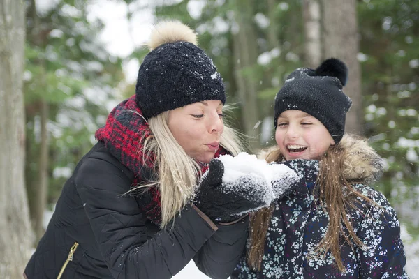 Madre e hija divirtiéndose en el parque de invierno — Foto de Stock