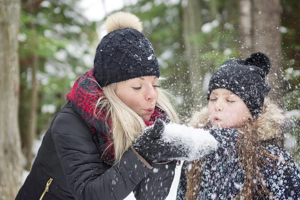 Madre e hija divirtiéndose en el parque de invierno — Foto de Stock