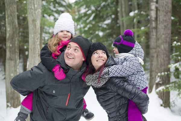 Felices caminatas familiares y jugar con la nieve en el bosque de invierno — Foto de Stock