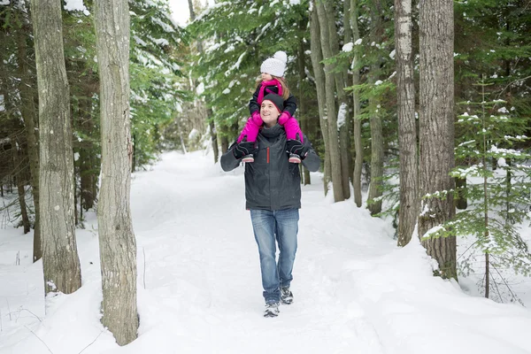 Padre e hija al aire libre en el bosque de invierno — Foto de Stock