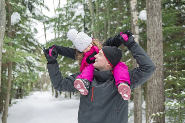 Padre e hija al aire libre en el bosque de invierno — Foto de Stock