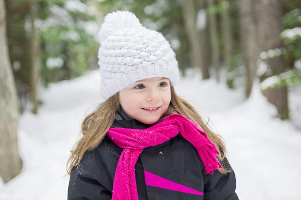 Chica con ropa de invierno. Niño feliz fuera de foto — Foto de Stock