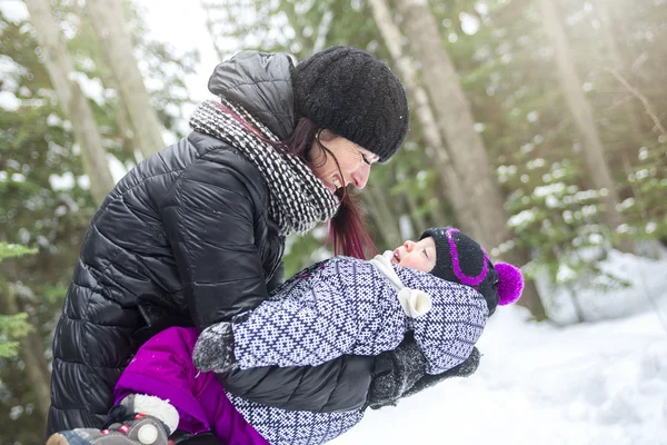 Madre e hija divirtiéndose en el parque de invierno — Foto de Stock