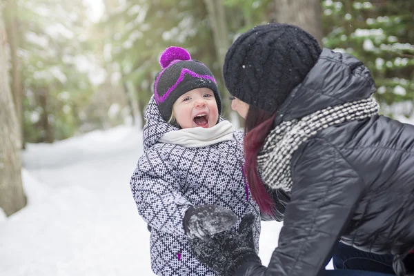 Madre e hija divirtiéndose en el parque de invierno — Foto de Stock