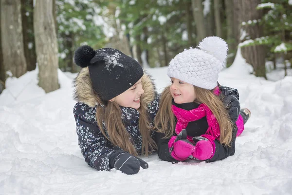 Dos chicas mirando a la cámara en el parque de invierno — Foto de Stock