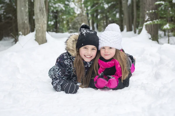 Dos chicas mirando a la cámara en el parque de invierno — Foto de Stock