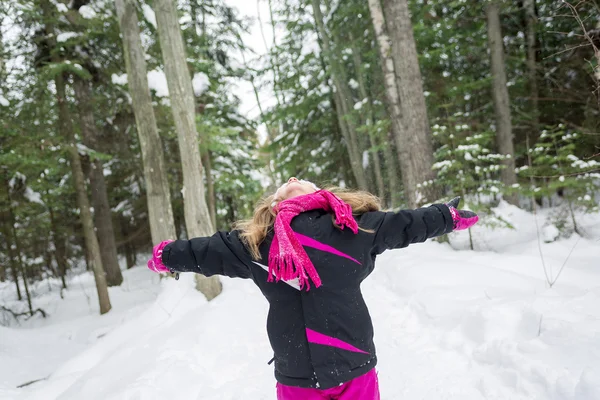 Niña jugando con nieve al aire libre en invierno — Foto de Stock