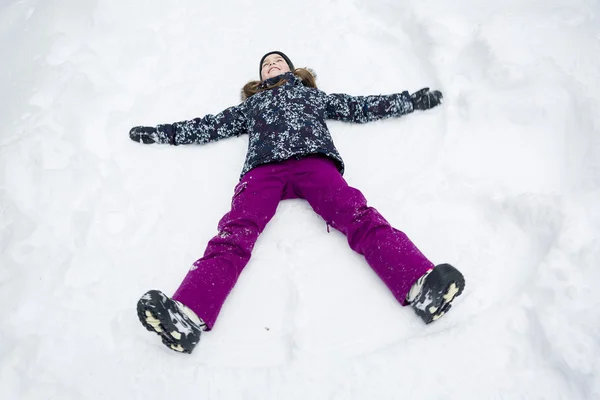 Niñito en una nieve clara y blanca — Foto de Stock