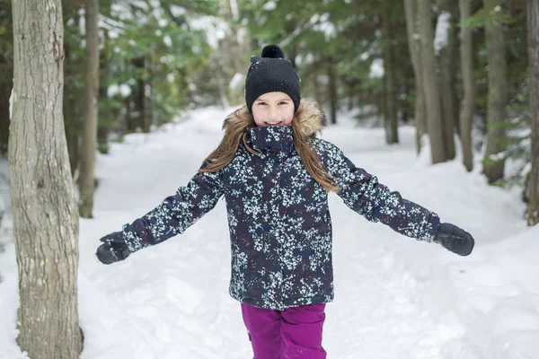 Chica con ropa de invierno. Niño feliz fuera de foto — Foto de Stock