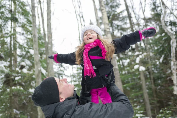 Padre e hija al aire libre en el bosque de invierno — Foto de Stock