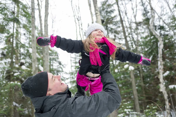 Padre e hija al aire libre en el bosque de invierno — Foto de Stock