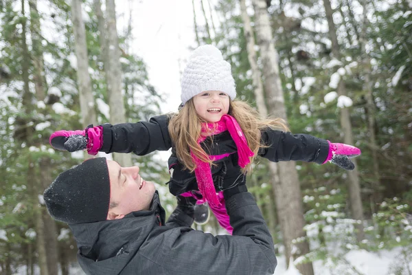 Padre e hija al aire libre en el bosque de invierno — Foto de Stock