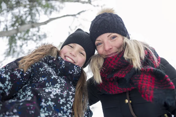 Madre e hija divirtiéndose en el parque de invierno — Foto de Stock