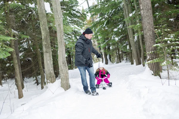 Padre e hija al aire libre en el bosque de invierno — Foto de Stock