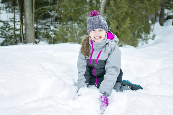Маленькая девочка в зимний сезон в шляпе в снегу . — стоковое фото