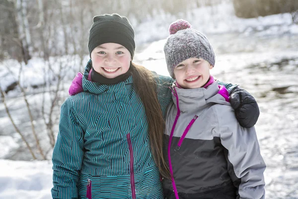 Feliz hermana de los niños en la nieve en invierno — Foto de Stock