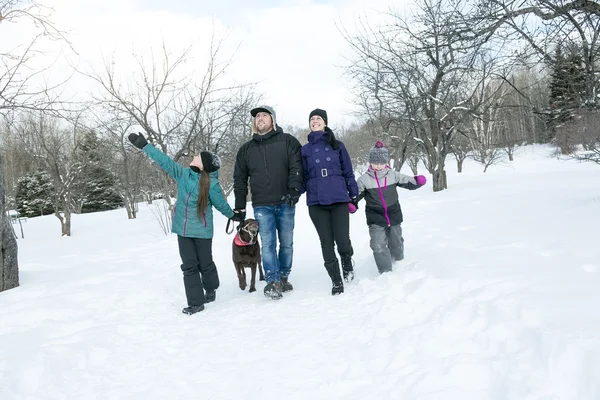 Padres felices y sus hijos en ropa de invierno —  Fotos de Stock