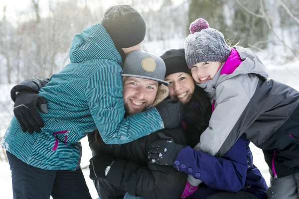 Padres felices y sus hijos en ropa de invierno — Foto de Stock