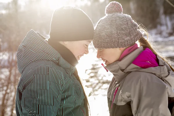 Feliz hermana de los niños en la nieve en invierno — Foto de Stock