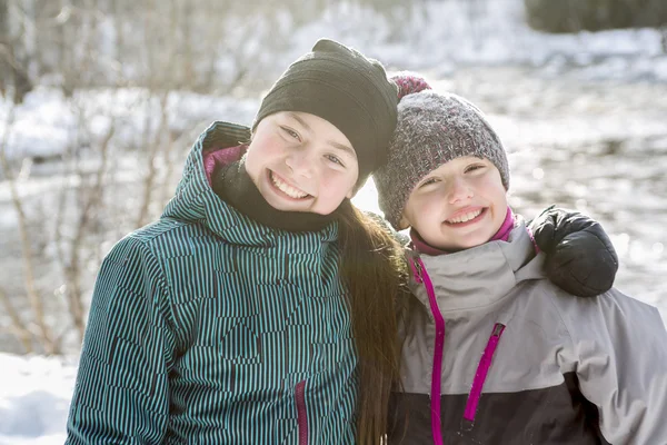 Feliz hermana de los niños en la nieve en invierno — Foto de Stock