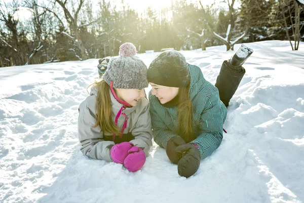 Feliz hermana de los niños en la nieve en invierno — Foto de Stock