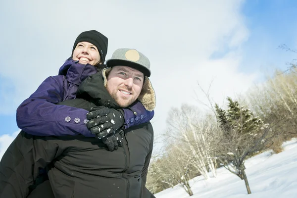 Pareja feliz divirtiéndose al aire libre. Nieve. Vacaciones de invierno. Exterior — Foto de Stock