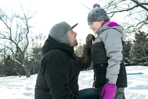 Young daughter father winter — Stock Photo, Image