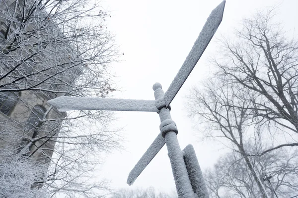 Señales de tráfico nevadas que apuntan en direcciones diferentes y opuestas . — Foto de Stock