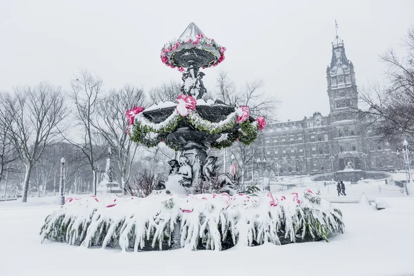 Турнирный фонтан конгресс-центр в зимний снегопад — стоковое фото