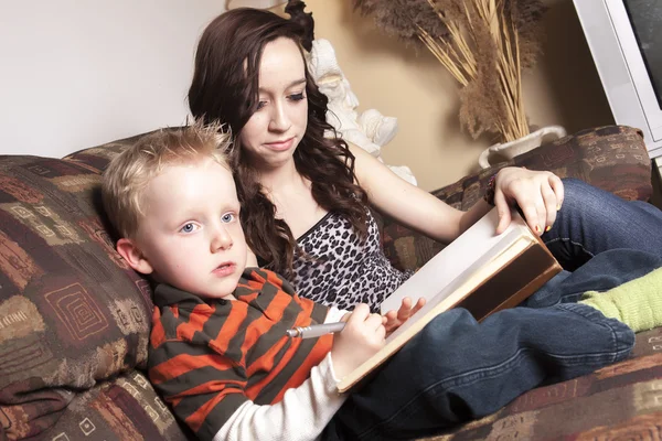 Een Babysitter schrijven iets op een boek — Stockfoto