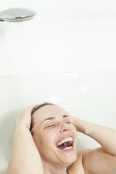 Mulher do chuveiro. Feliz sorrindo mulher lavando ombro tomando banho em — Fotografia de Stock