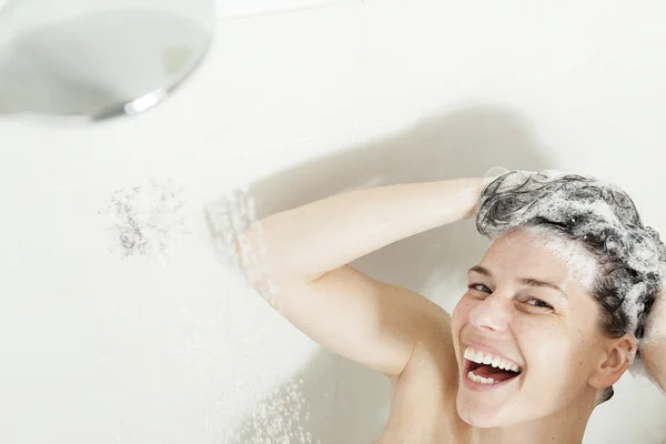 Dusch kvinna. Glada leende kvinna tvätt axel duscha i — Stockfoto