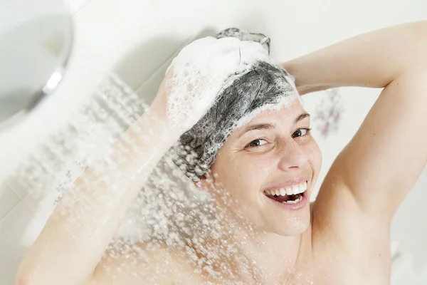 Mulher do chuveiro. Feliz sorrindo mulher lavando ombro tomando banho em — Fotografia de Stock