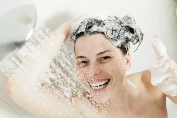 Mulher do chuveiro. Feliz sorrindo mulher lavando ombro tomando banho em — Fotografia de Stock