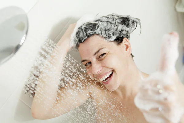 Mulher do chuveiro. Feliz sorrindo mulher lavando ombro tomando banho em — Fotografia de Stock