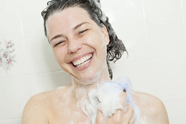 Ducha mujer. Feliz mujer sonriente lavándose el hombro duchándose en — Foto de Stock