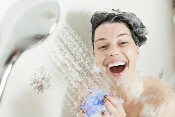 Duş kadın. Mutlu gülümseyen kadın içinde omuz duş yıkama — Stok fotoğraf