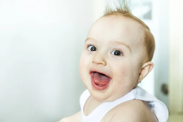 Heureux bébé garçon de 2 ans. Le gamin sourit, sourit . — Photo