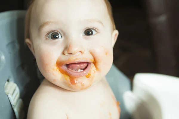 Madre alimentación hambrienta bebé de seis meses alimentos sólidos — Foto de Stock