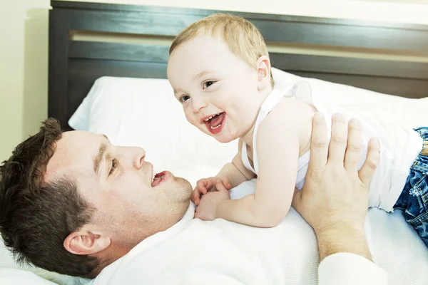 Un uomo con il bambino sul petto — Foto Stock